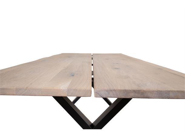 Vrådal spisebord Hvitoljet eik/kryssben svart metall